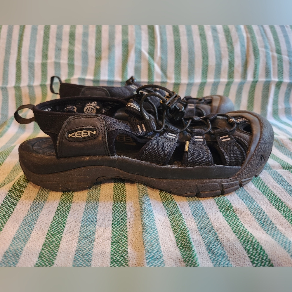 Keen black Watershoes